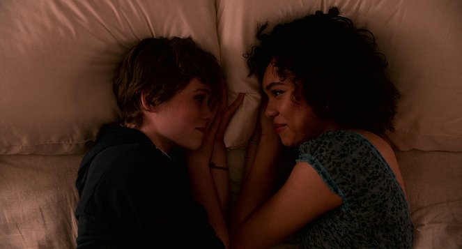I Am Not Okay with This - The Party's Over - Van film - Sophia Lillis, Sofia Bryant