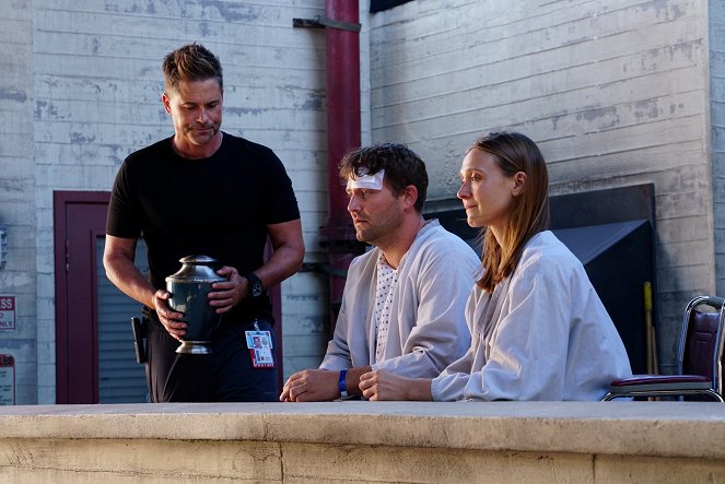 Code Black - Season 3 - Asche im Wind - Filmfotos - Rob Lowe, Matt Lowe, Sarah Sokolovic