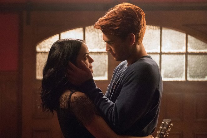 Riverdale - Chapter Seventy: The Ides of March - Photos - Camila Mendes, K.J. Apa