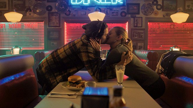 Riverdale - Chapter Sixty-Three: Hereditary - Photos - Cole Sprouse, Lili Reinhart
