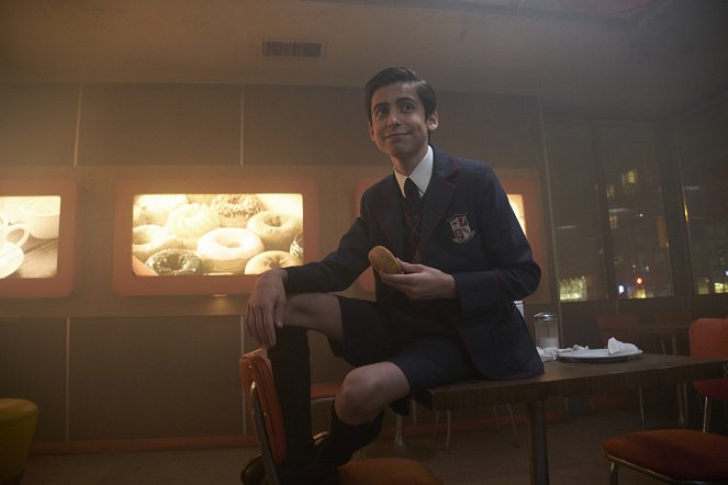 The Umbrella Academy - We Only See Each Other at Weddings and Funerals - Kuvat elokuvasta - Aidan Gallagher