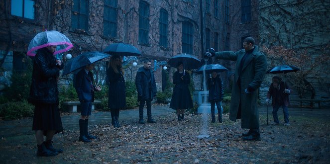 The Umbrella Academy - We Only See Each Other at Weddings and Funerals - Photos - Robert Sheehan, Aidan Gallagher, Emmy Raver-Lampman, David Castañeda Jr., Jordan Claire Robbins, Elliot Page, Tom Hopper