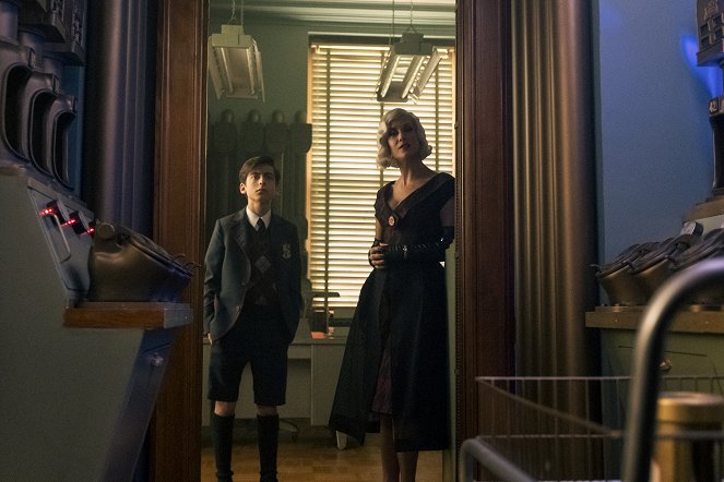 The Umbrella Academy - The Day That Wasn't - Photos - Aidan Gallagher, Kate Walsh