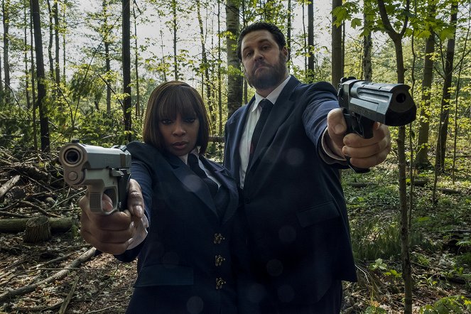 The Umbrella Academy - The Day That Wasn't - Promokuvat - Mary J. Blige, Cameron Britton