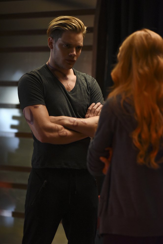 Shadowhunters: The Mortal Instruments - Une fête d'enfer - Film - Dominic Sherwood