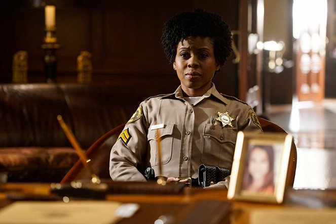 Deputy - 10-8 Firestone - De la película - Danielle Moné Truitt