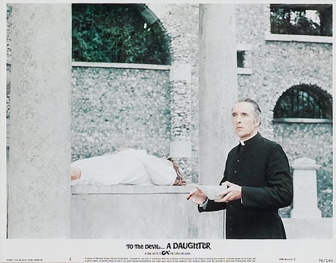 To the Devil a Daughter - Mainoskuvat - Christopher Lee