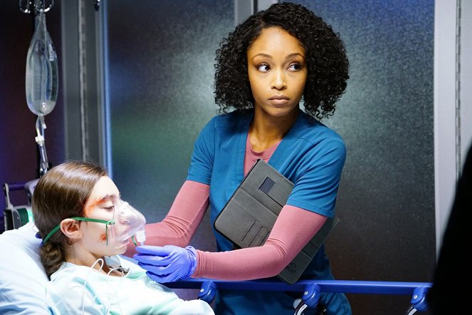 Chicago Med - Leave the Choice to Solomon - Van film - Yaya DaCosta
