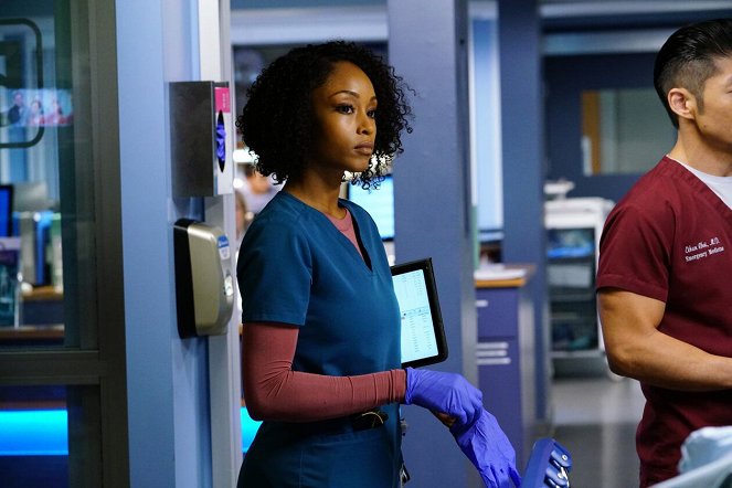 Chicago Med - Leave the Choice to Solomon - Photos - Yaya DaCosta