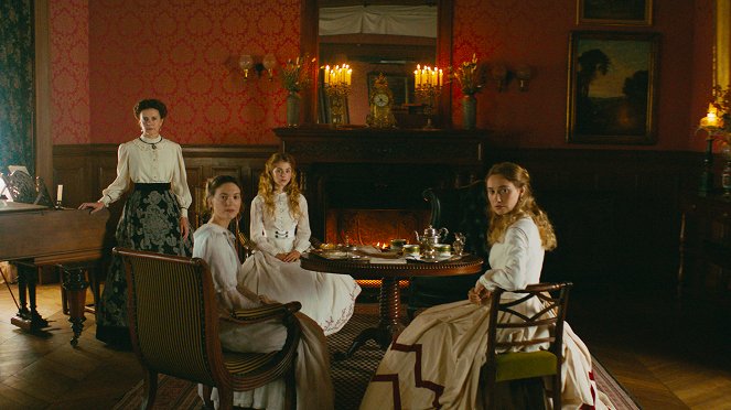 El estado salvaje - De la película - Constance Dollé, Maryne Bertieaux, Alice Isaaz, Déborah François