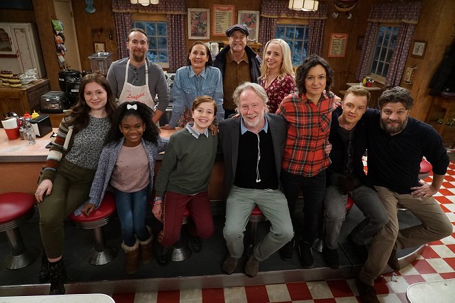 The Conners - Brothers, Babies and Breakdowns - Tournage - Emma Kenney, Jayden Rey, Stephen Monroe Taylor, Laurie Metcalf, Ames McNamara, John Goodman, Alicia Goranson, Sara Gilbert, Tim Baltz, Jay R. Ferguson