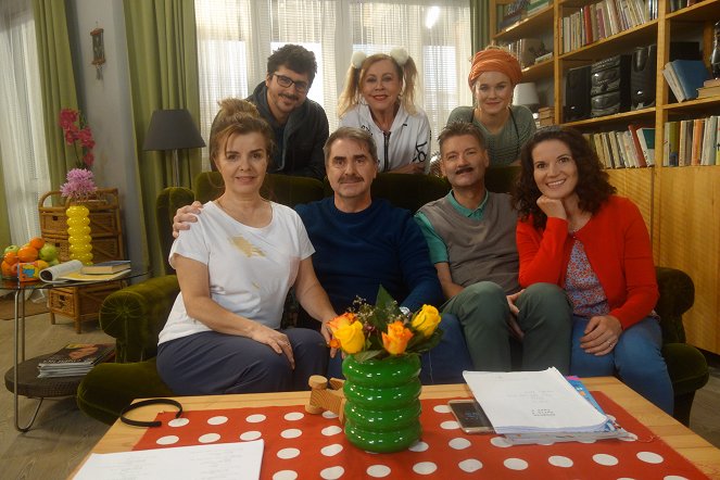 Susedia - Season 8 - Werbefoto - Zuzana Tlučková, Marta Sládečková, Peter Marcin, Andy Kraus, Viki Ráková