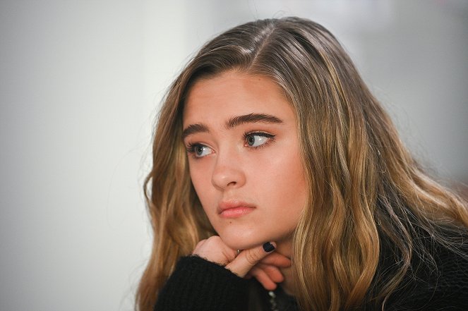 A Million Little Things - The Lunch - Photos - Lizzy Greene