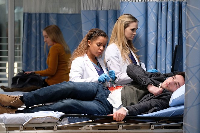 The Good Doctor - Season 3 - Autopsy - Photos - Antonia Thomas, Fiona Gubelmann