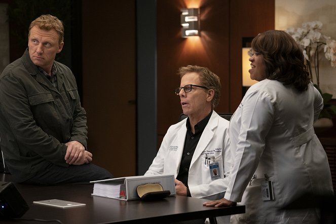 Grey's Anatomy - Die jungen Ärzte - Season 16 - Darf ich bitten? - Filmfotos - Kevin McKidd, Greg Germann, Chandra Wilson