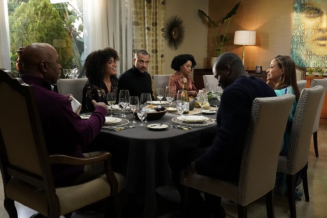 Grey's Anatomy - Photos - James Pickens Jr., Barrett Doss, Jesse Williams, Kelly McCreary, Okieriete Onaodowan, Debbie Allen