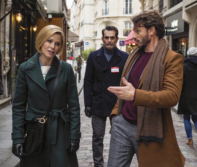 Modern Family - Season 11 - Paris - Photos - Julie Bowen, Ty Burrell, Arnaud Binard
