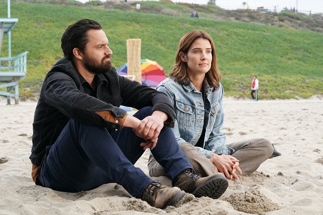 Stumptown - At All Costs: The Conrad Costas Chronicles - Van film - Jake Johnson, Cobie Smulders
