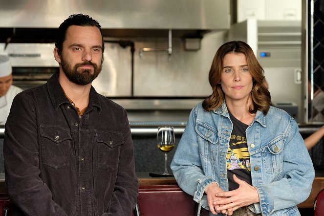 Stumptown - At All Costs: The Conrad Costas Chronicles - Van film - Jake Johnson, Cobie Smulders