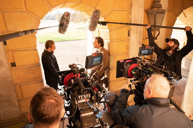 The Gentlemen - Van de set - Charlie Hunnam, Matthew McConaughey
