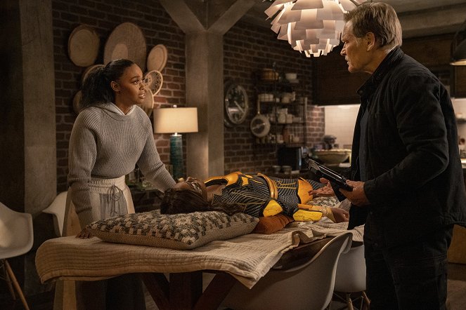 Black Lightning - The Book of Resistance: Chapter Four: Earth Crisis - Photos - Nafessa Williams, James Remar