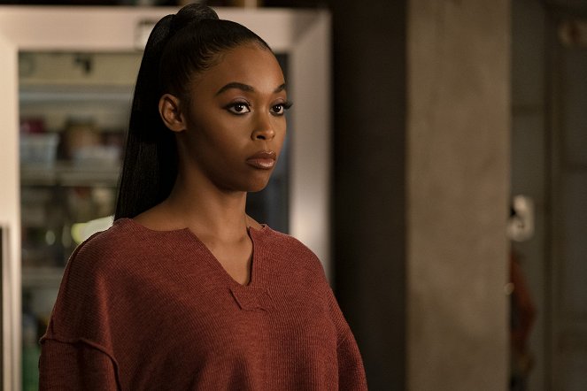 Black Lightning - The Book of Markovia: Chapter Two: Lynn's Addiction - Van film - Nafessa Williams