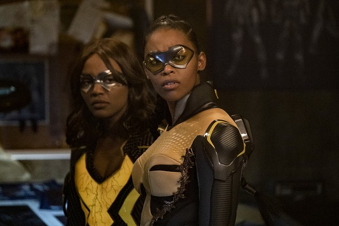 Black Lightning - Księga Markowii, rozdział drugi: Uzależnienie Lynn - Z filmu - China Anne McClain, Nafessa Williams