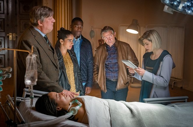 Doctor Who - Spyfall, Part 1 - Photos - Stephen Fry, Mandip Gill, Tosin Cole, Bradley Walsh, Jodie Whittaker