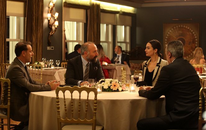 Babil - Episode 3 - Filmfotos - Ozan Güven, Halit Ergenç, Birce Akalay