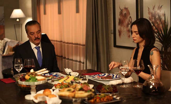 Babil - Episode 3 - Filmfotos - Mesut Akusta, Birce Akalay