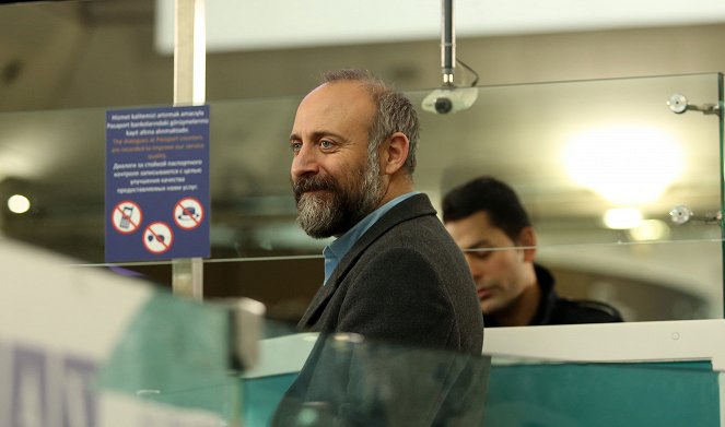 Babil - Episode 5 - Filmfotos - Halit Ergenç