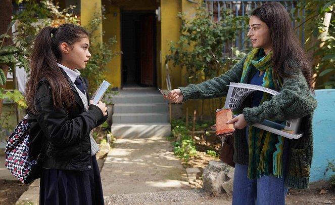 Zemheri - Episode 1 - De la película - Aleyna Özgeçen, Ayça Aysin Turan