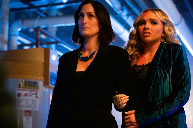 Tell Me a Story - Season 2 - Ever After - Photos - Carrie-Anne Moss, Natalie Alyn Lind