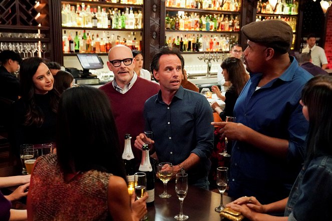 The Unicorn - Season 1 - Three Men Out - Photos - Rob Corddry, Walton Goggins, Omar Benson Miller