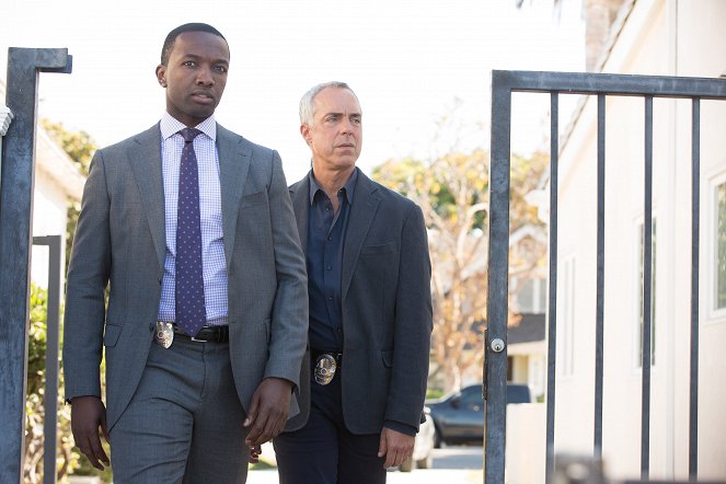 Bosch - Season 3 - Blood Under the Bridge - Photos - Jamie Hector, Titus Welliver