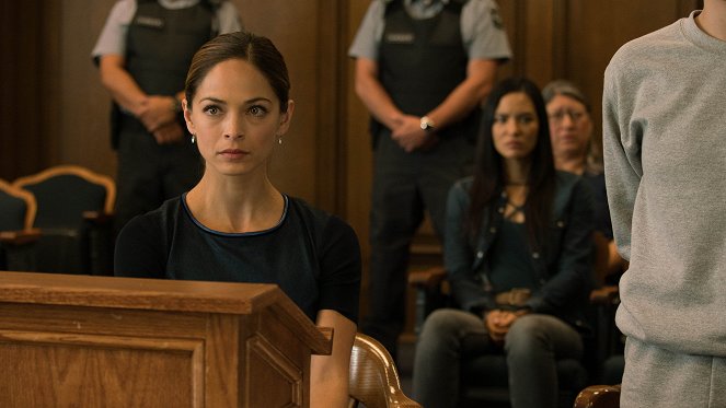 Burden of Truth - Hungry, Cold and Tired - Van film - Kristin Kreuk
