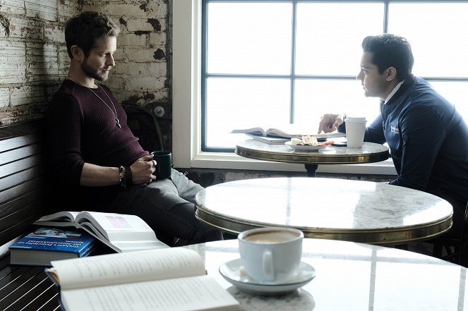 The Resident - How Conrad Gets His Groove Back - Photos - Matt Czuchry, Manish Dayal