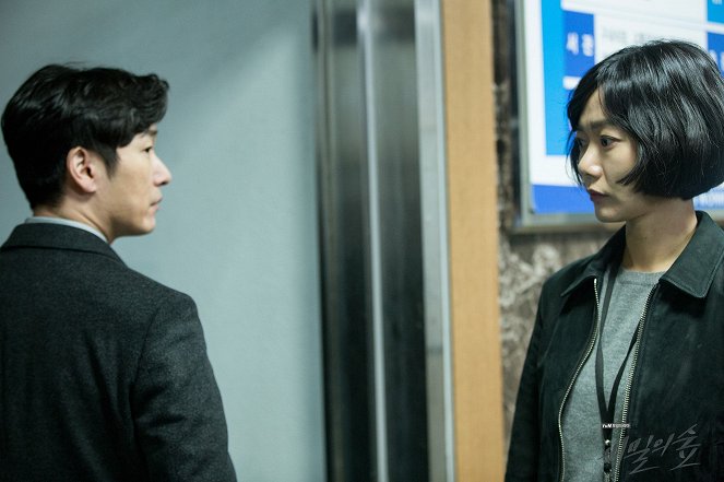 Stranger - Season 1 - Lobbykarten - Cho Seung-woo, Doo-na Bae