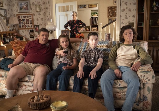 Young Sheldon - The Sin of Greed and a Chimichanga from Chi-Chi’s - Photos - Lance Barber, Raegan Revord, Annie Potts, Iain Armitage, Montana Jordan