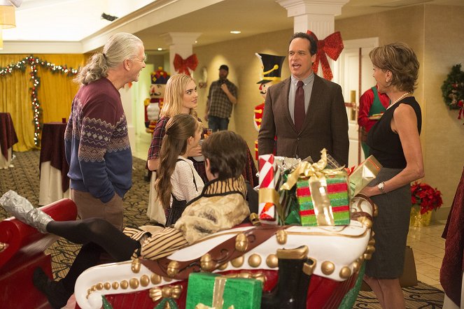 American Housewife - Season 3 - Saving Christmas - Photos - Patrick Duffy, Meg Donnelly, Diedrich Bader, Wendie Malick