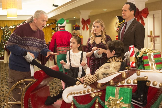 American Housewife - Saving Christmas - Photos - Patrick Duffy, Julia Butters, Meg Donnelly, Daniel DiMaggio, Diedrich Bader