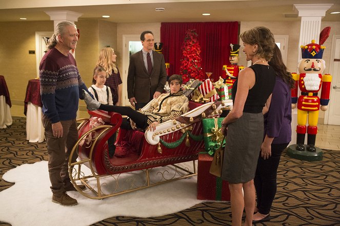 American Housewife - Saving Christmas - Photos - Patrick Duffy, Julia Butters, Meg Donnelly, Diedrich Bader, Daniel DiMaggio, Wendie Malick