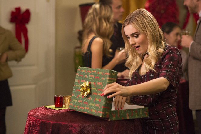 American Housewife - Saving Christmas - Photos - Meg Donnelly