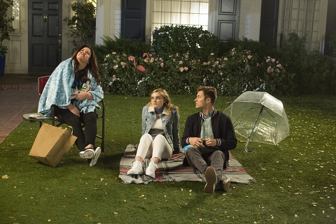 American Housewife - Season 3 - Insta-Friends - Photos - Katy Mixon, Meg Donnelly, Peyton Meyer
