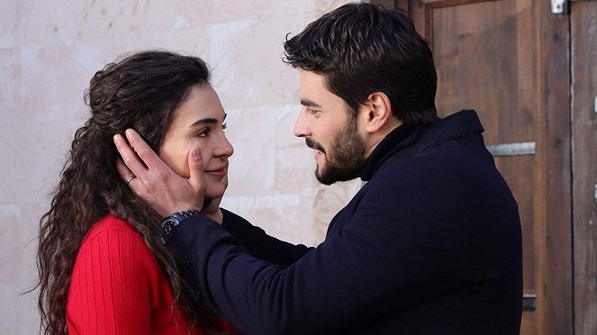 Inconstant Love - Season 2 - Episode 18 - Photos - Akın Akınözü, Ebru Şahin