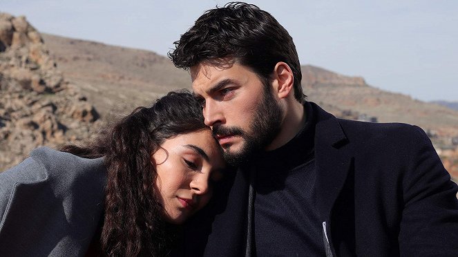 Spútaný motýľ - Episode 19 - Z filmu - Ebru Şahin, Akın Akınözü