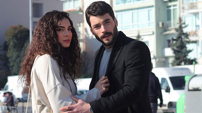 Spútaný motýľ - Season 2 - Episode 21 - Z filmu - Ebru Şahin, Akın Akınözü