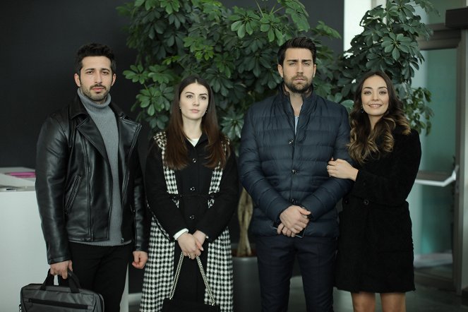 A szerelem csapdájában - Episode 34 - Forgatási fotók - Emre Bulut, Burcu Özberk, Çağlar Ertuğrul, Zeynep Tuğçe Bayat