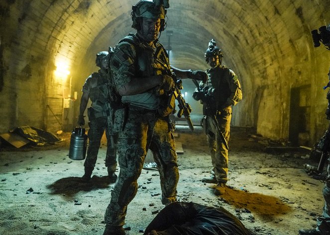 SEAL Team - Season 2 - Never Say Die - Van film