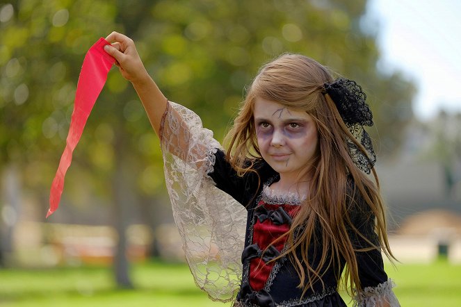 American Housewife - Westport Zombies - Photos - Julia Butters